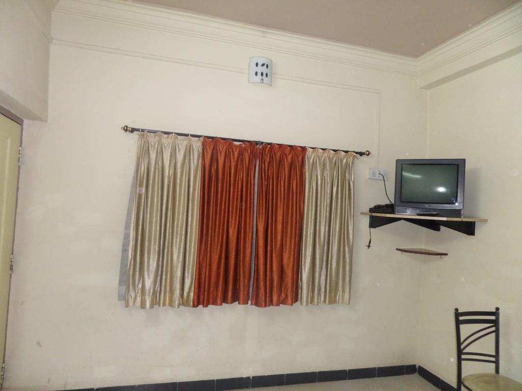 Chalukya Deluxe Hotel Kolhapur Exterior foto