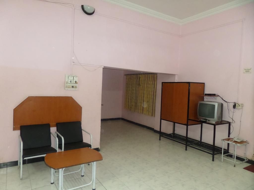 Chalukya Deluxe Hotel Kolhapur Exterior foto
